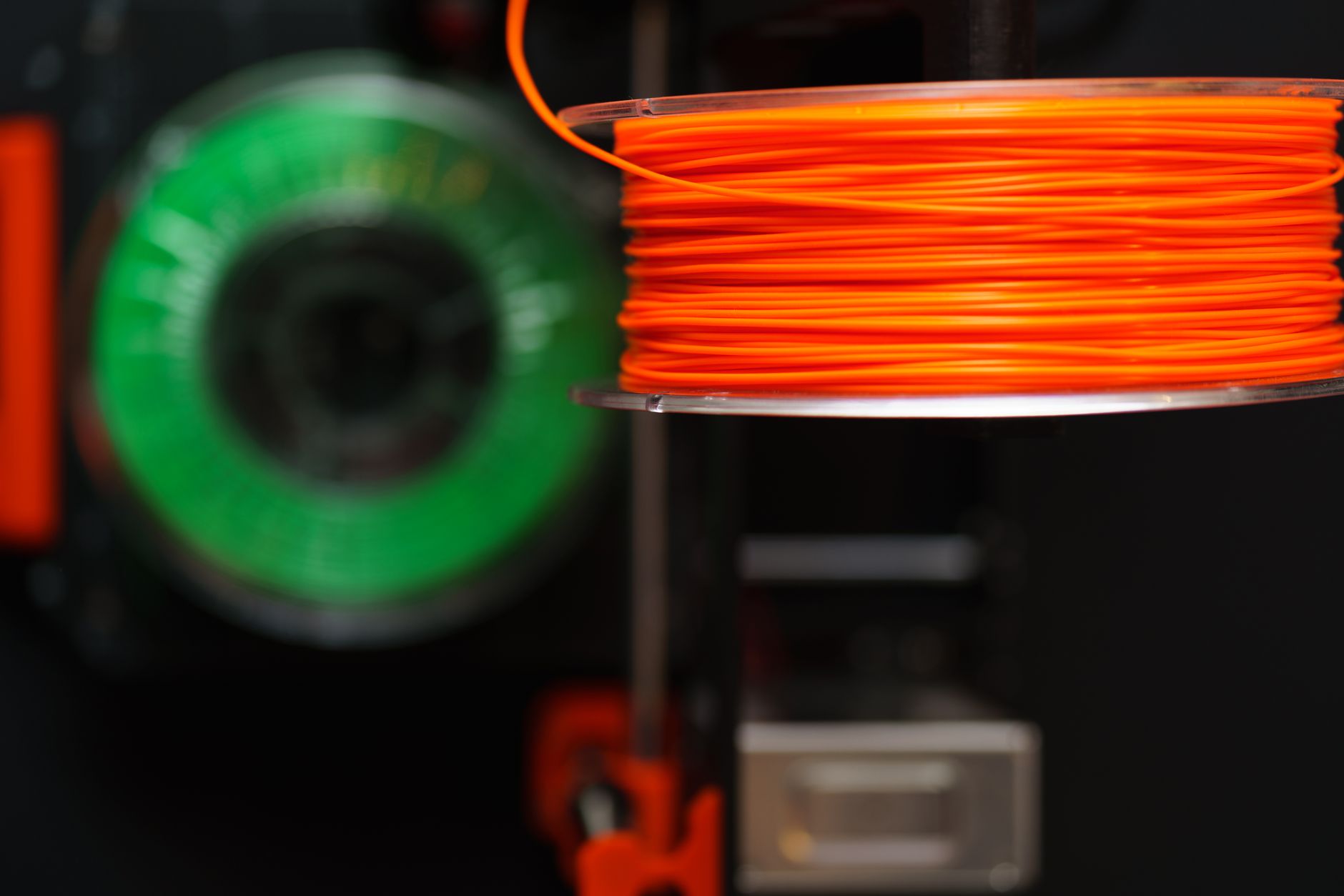 Rolos de filamento 3D coloridos vistos de perto, prontos para carregar no ACE Pro