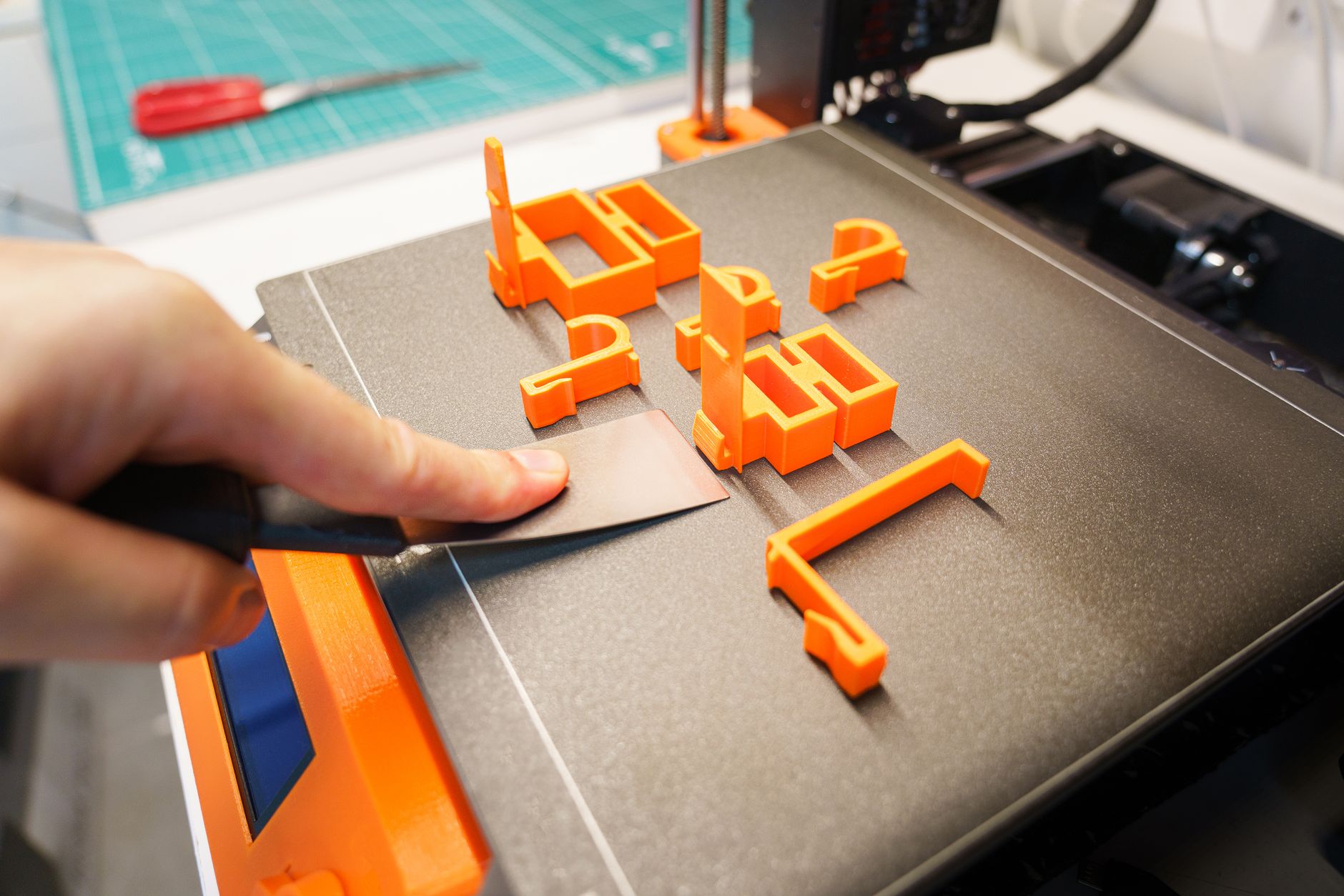 Limpeza e ajuste da mesa de uma impressora 3D antes de imprimir
