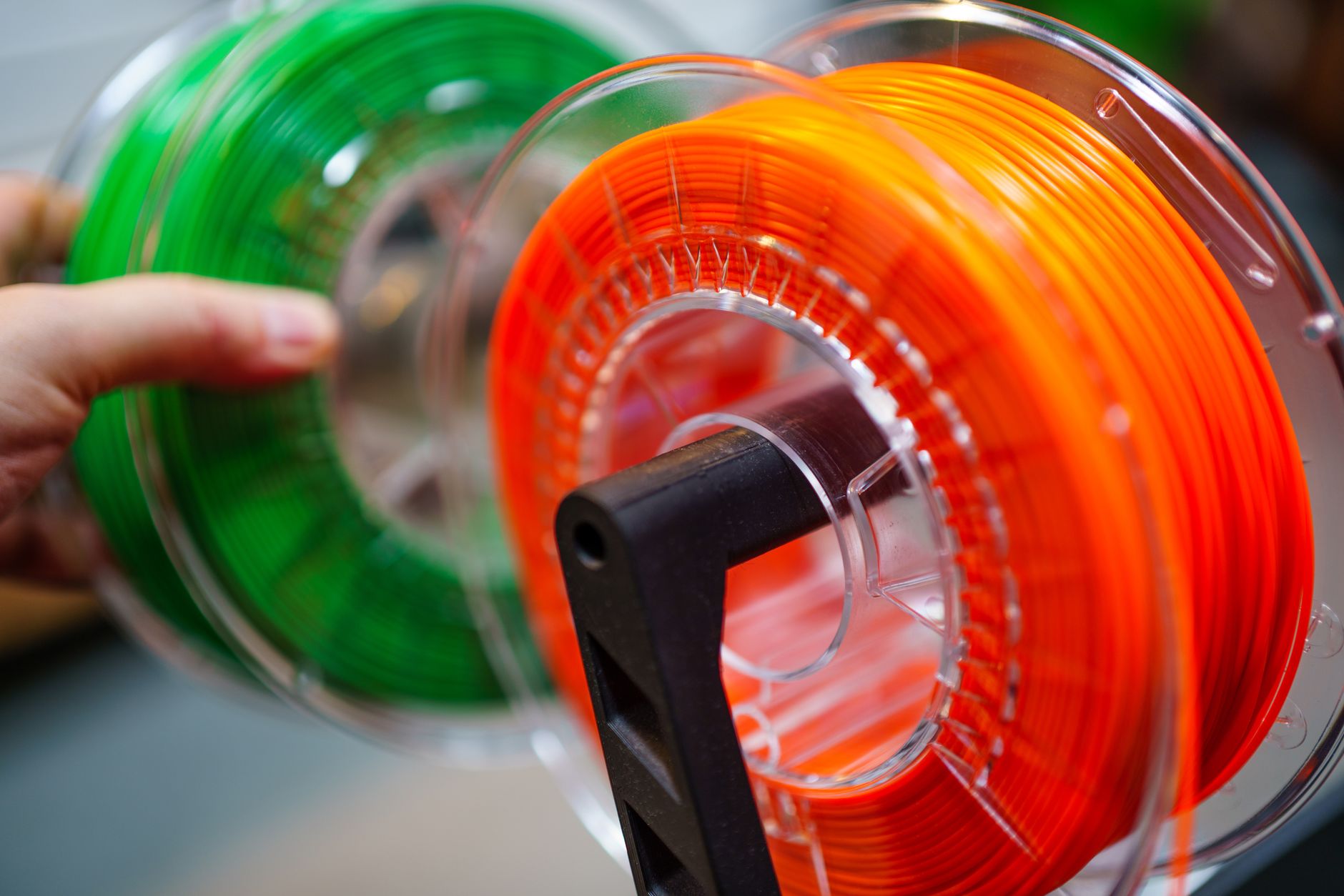 Rolos de filamento PLA colorido organizados, prontos para impressão 3D