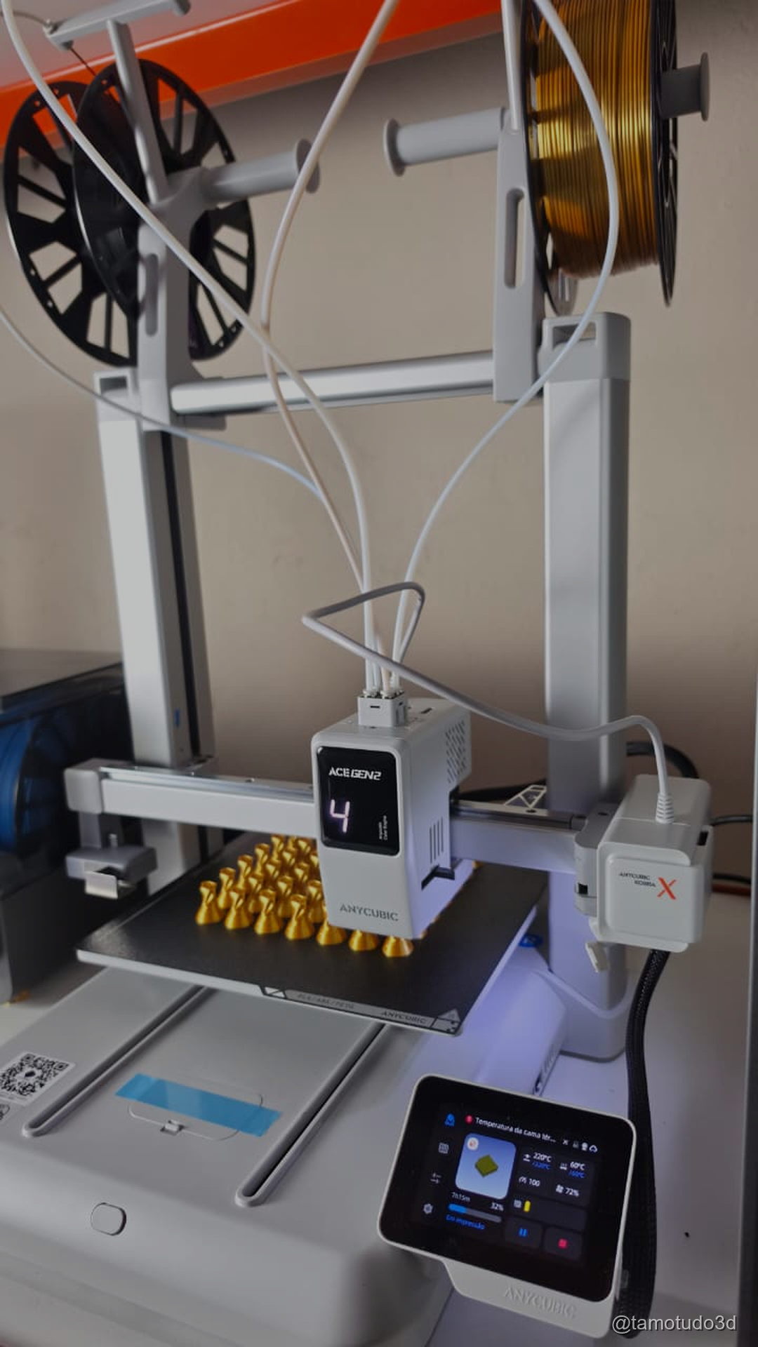 Maker brasileiro escolhendo entre três impressoras 3D na bancada