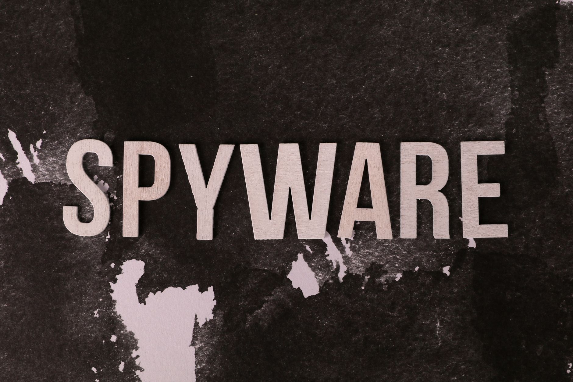 Alerta de spyware e malware em tela representando arquivos suspeitos