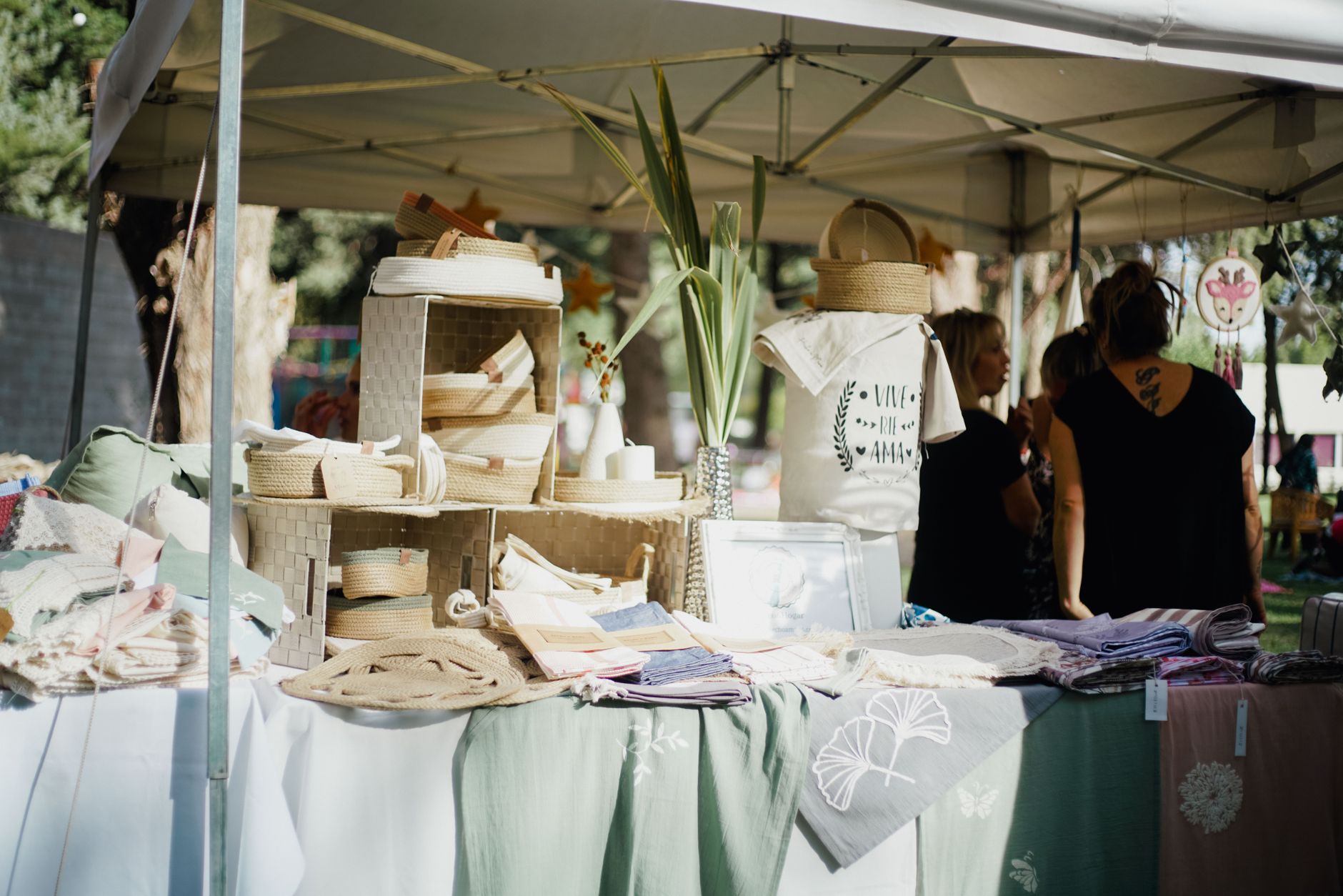 Produtos artesanais expostos numa banca de feira pra venda