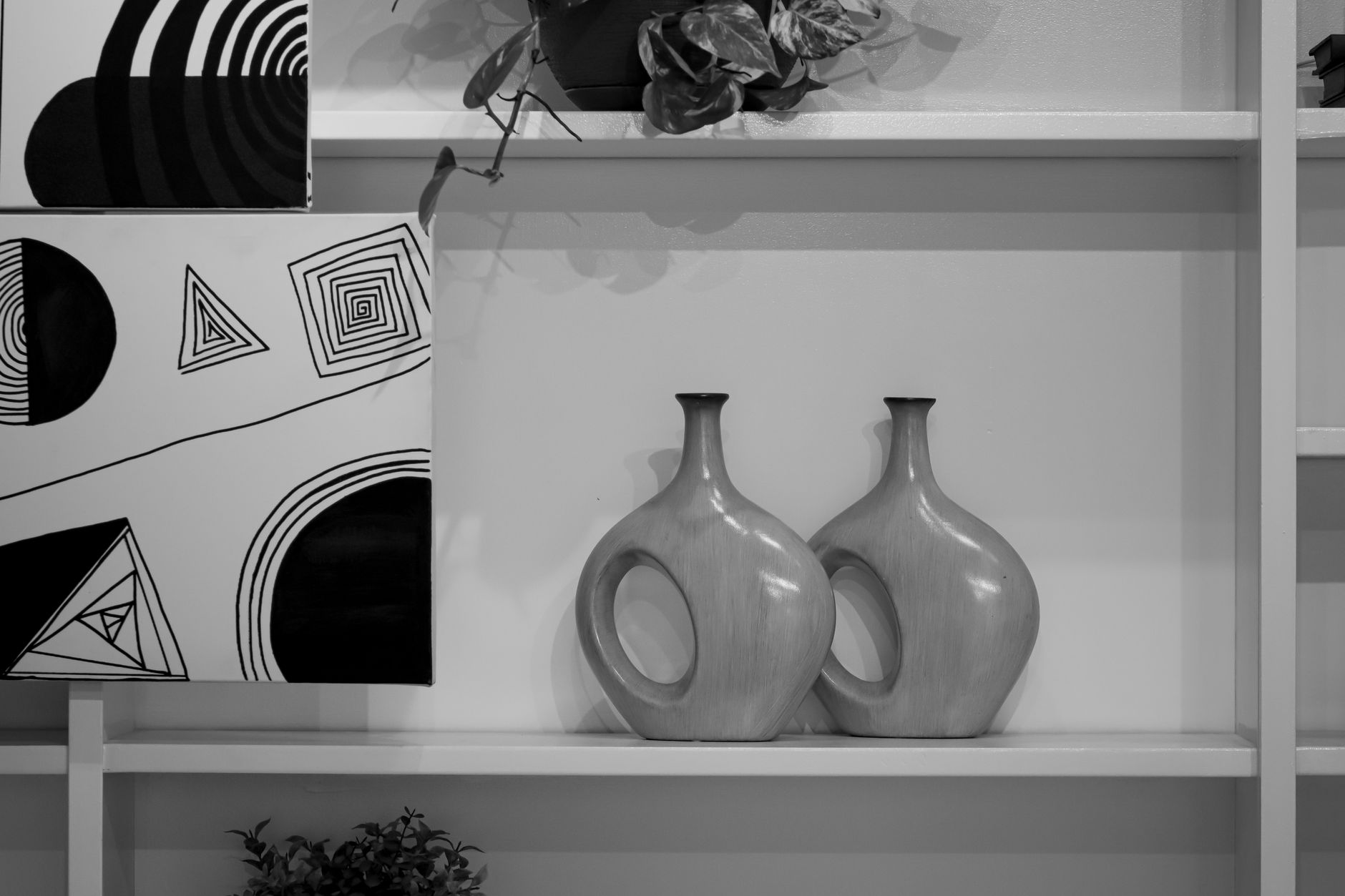 Vasos decorativos em prateleira de decoração moderna preto e branco