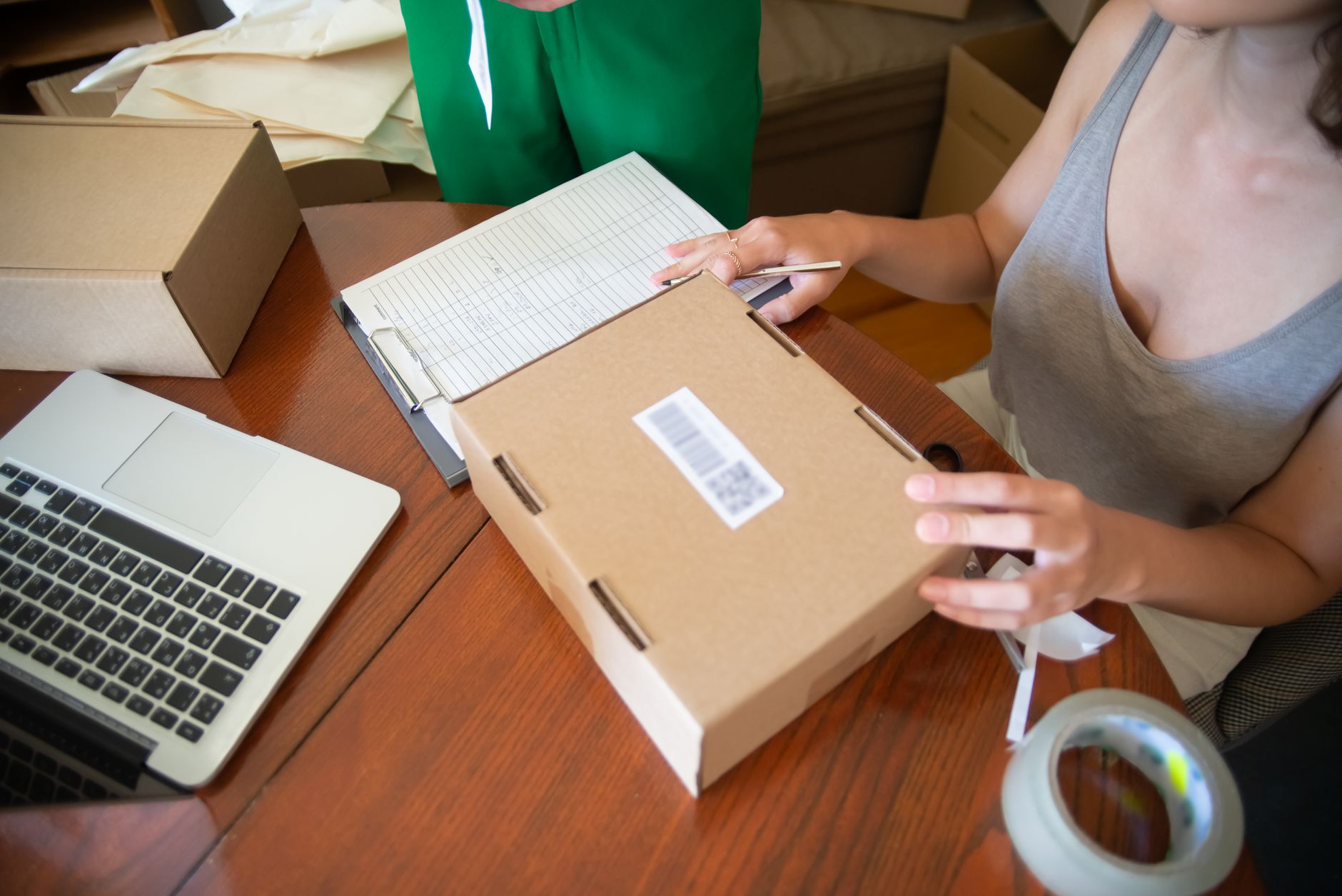 Pessoa embalando pedidos pequenos para envio pelo marketplace