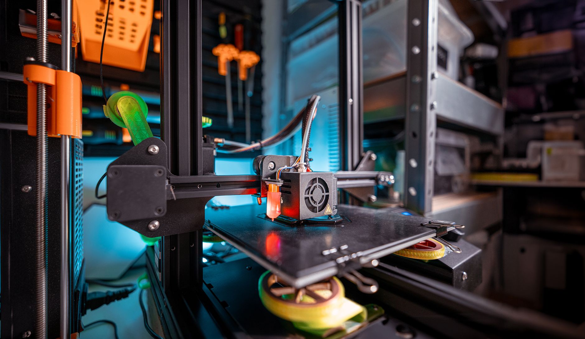 Várias impressoras 3D rodando lado a lado numa oficina